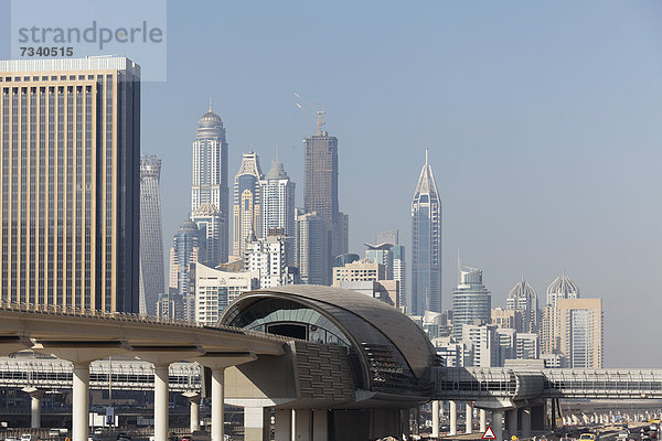 Skyline Stadtteil Dubai Marina  Metro-Station Jumeirah Lake Towers  Dubai  Vereinigte Arabische Emirate  Naher Osten  Asien