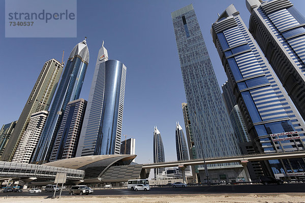 Wolkenkratzer und Metro-Station Financial Centre  Sheikh Zayed Road  Dubai  Vereinigte Arabische Emirate  Naher Osten  Asien