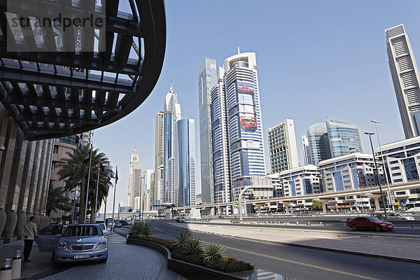 Vorfahrt Hotel Shangri-La  Sheikh Zayed Road  Blick auf Dubai International Financial Centre  DIFC  Dubai  Vereinigte Arabische Emirate  Naher Osten  Asien