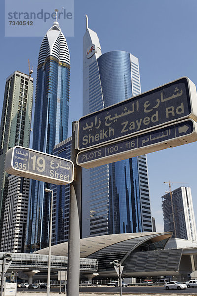 Straßenschild Sheikh Zayed Road vor Wolkenkratzern  Dubai International Financial Centre  DIFC  Dubai  Vereinigte Arabische Emirate  Naher Osten  Asien