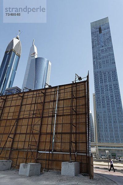 Bauplatz mit Bretterwand  dahinter Skyline  Sheikh Zayed Road  Dubai International Financial Centre  DIFC  Dubai  Vereinigte Arabische Emirate  Naher Osten  Asien