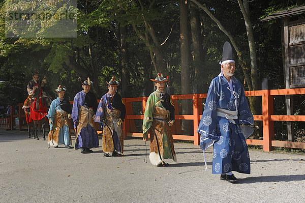 Abschlussprozession der shintoistischen Helfer anlässlich der Reiterwettkämpfe im traditionsreichen Kamigamo Schrein in Kyoto  UNESCO Weltkulturerbe  Japan  Ostasien