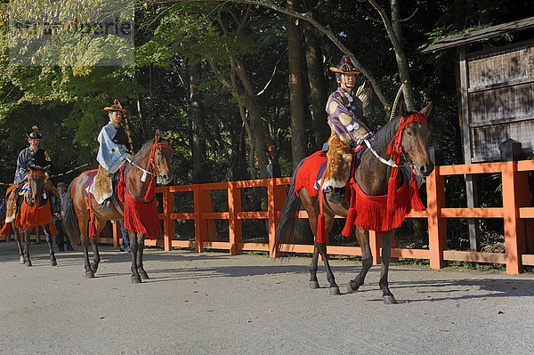 Abschlussprozession der Bogenschützen zu Pferde anlässlich der Reiterwettkämpfe im traditionsreichen Kamigamo Schrein in Kyoto  UNESCO Weltkulturerbe  Japan  Ostasien