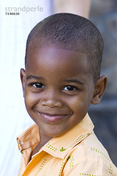 Lächelnder Junge  Kreole  Portrait  Mahe  Seychellen  Afrika  Indischer Ozean