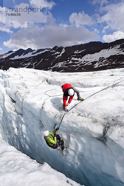 Bergsteiger auf dem Zufallferner Gletscher im Martelltal bei einer Spaltenbergung  Südtirol  Italien  Europa