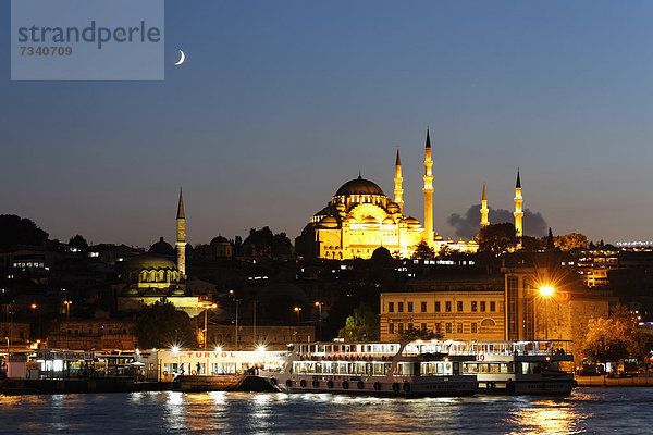 Goldenes Horn mit Eminönü  Rüstem-Pascha-Moschee  links  und Süleymaniye-Moschee  rechts  Istanbul  Türkei  Europa