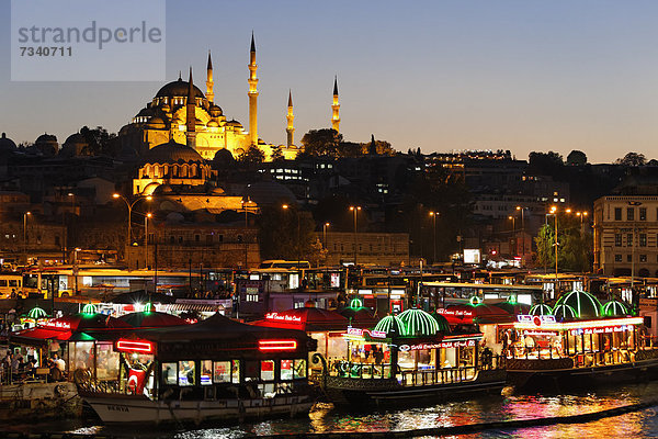 Schiffe mit Fischbratereien  Goldenes Horn in Eminönü  Süleymaniye-Moschee  Istanbul  Türkei  Europa