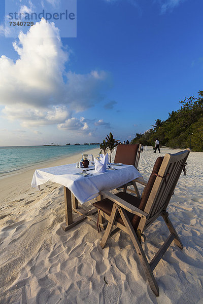 Ein Tisch ist am Strand für das Abendessen gedeckt  Nord-Male-Atoll  Republik Malediven  Indischer Ozean  Asien