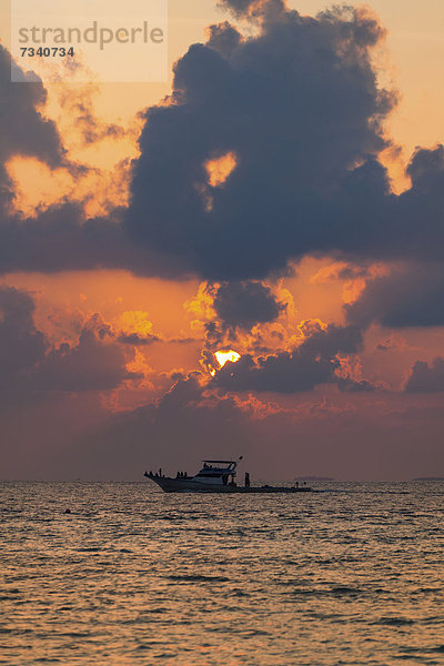 Ein Fischerboot in der Abenddämmerung  Nord-Male-Atoll  Republik Malediven  Indischer Ozean  Asien