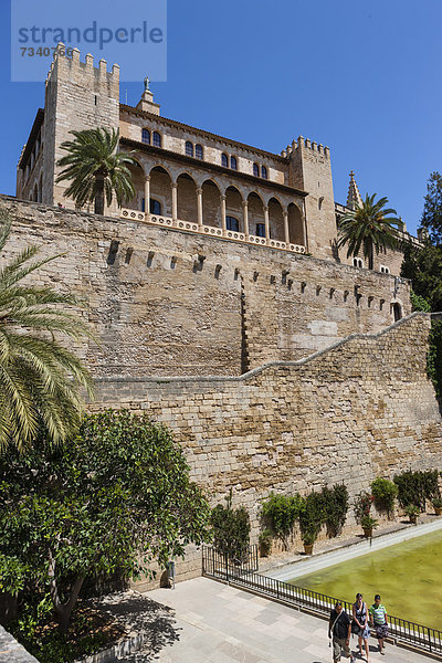 Almudaina Palast  Palau de l'Almudaina  Avinguda de Gabriel Roca  Parc de la Mar  Altstadt  Ciutat Antiga  Palma de Mallorca  Mallorca  Balearen  Spanien  Europa