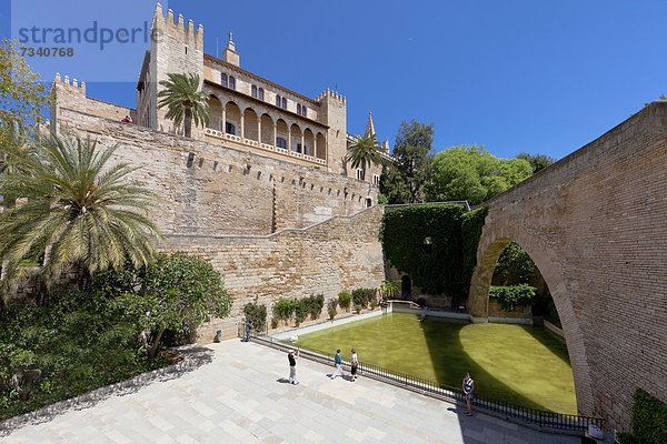 Almudaina Palast  Palau de l'Almudaina  Avinguda de Gabriel Roca  Parc de la Mar  Altstadt  Ciutat Antiga  Palma de Mallorca  Mallorca  Balearen  Spanien  Europa