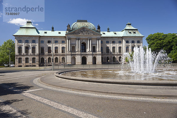 Japanisches Palais  Palaisplatz mit Springbrunnen  Dresden  Sachsen  Deutschland  Europa