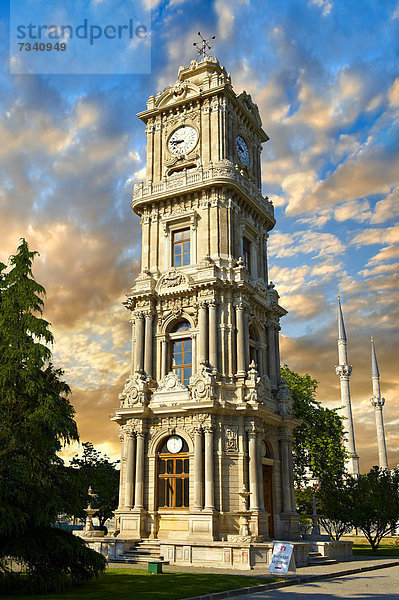Uhrturm  Glockenturm  im osmanischen Stil am DolmabahÁe-Palast  von Sultan Abdülmecid I. von 1843 bis 1856 erbaut  Istanbul  Türkei