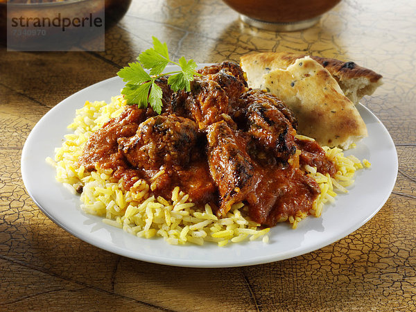 Tikka-Masala-Curry mit Hühnchen und Reis  indische Küche