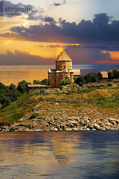 Armenische Orthodoxe Kathedrale des Heiligen Kreuzes auf der Akdamar Insel  auch Ahtamar Insel  aus dem 10. Jahrhundert  am Vansee  Türkei