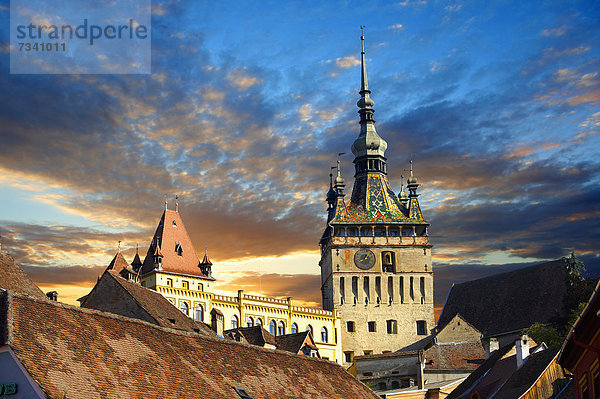 Mittelalterlicher Uhrturm  Stundturm  und Tor zur mittelalterlichen Zitadelle der Siebenburger Sachsen  Siebenbürgen  Rumänien  Europa
