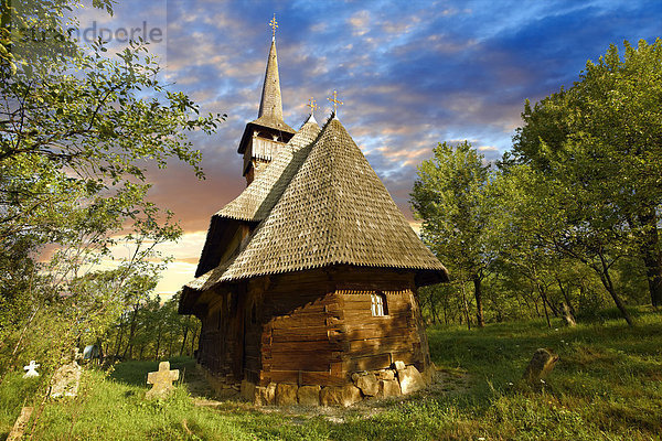 Orthodoxe Holzkirche des St. Archangheli  Biserica de lemn  Maramures  Nord-Siebenbürgen  Rumänien  Europa