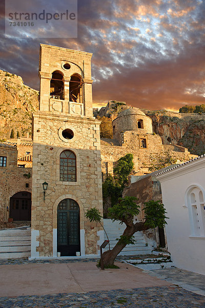 Monemvasia  Hauptplatz der Unterstadt mit Glockenturm der byzantinischen griechisch-orthodoxen Kirche Christi Elkomenos  Peloponnes  Griechenland  Europa