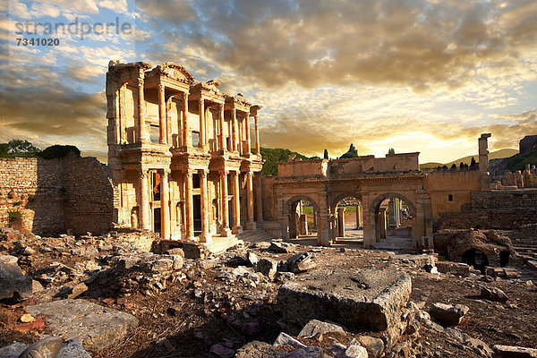 Celsus-Bibliothek  römische Ruinen von Ephesos  im Morgenlicht  Anatolien  Türkei