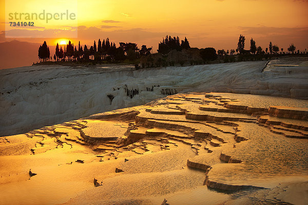 Kalksinterterrassen von Pamukkale  weiße Kalk-Felsformationen  bei Sonnenuntergang  Türkei