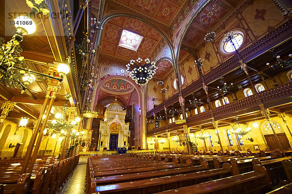 Innenansicht der Großen Synagoge  nagy zsinagÛga  in der Doh·nystraße  zweitgrößte Synagoge der Welt  im maurischen Stil erbaut  Budapest  Ungarn  Europa