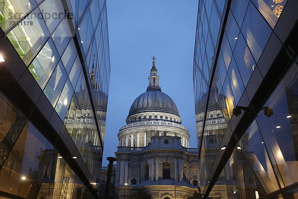 St. Paul's Cathedral und One New Change Shopping Mall  London  England  Großbritannien  Europa