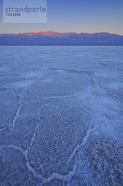 Salzpfanne  Salzkristalle  vor Sonnenaufgang im Badwater Basin über Panamint Range Bergkette  Death Valley National Park  Mojave-Wüste  Kalifornien  Vereinigte Staaten von Amerika  USA