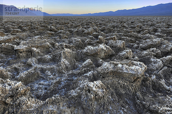 Salzkrusten am Devil's Golf Course  Sonnenuntergang  Panamint Range Bergkette  Black Mountains  Death Valley National Park  Mojave-Wüste  Kalifornien  Vereinigte Staaten von Amerika  USA