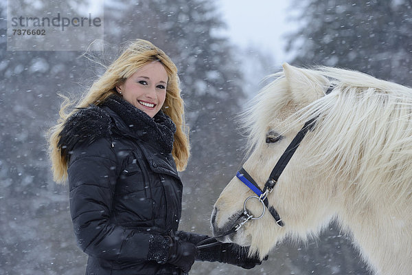 Junge Frau mit Pferd im Schnee  Oberpfalz  Bayern  Deutschland  Europa