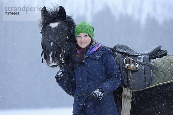 Junge Frau mit Arabohaflinger im Schnee  Oberpfalz  Bayern  Deutschland  Europa