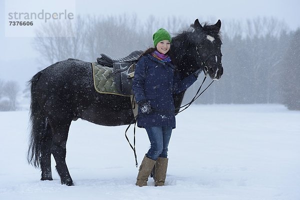 Junge Frau mit Arabohaflinger im Schnee  Oberpfalz  Bayern  Deutschland  Europa