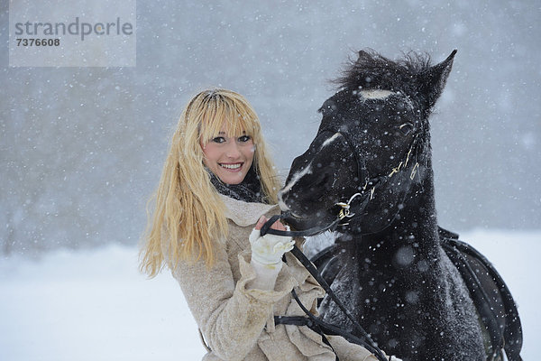 Junge Frau mit Pferd im Schnee  Oberpfalz  Bayern  Deutschland  Europa