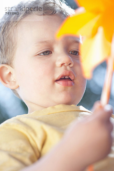 Kleinkind Junge hält Pinwheel