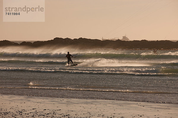 Mann Windsurfen in der Welle