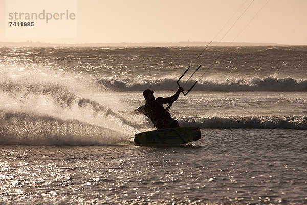 Mann Windsurfen in der Welle