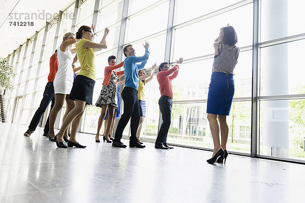 Geschäftsleute tanzen im Büro