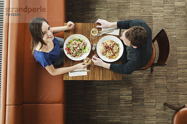 Pärchen beim Mittagessen im Cafe