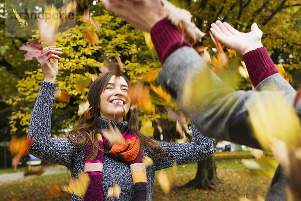 Pärchen spielen im Herbstlaub