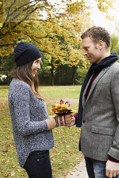 Pärchen mit Herbstblättern