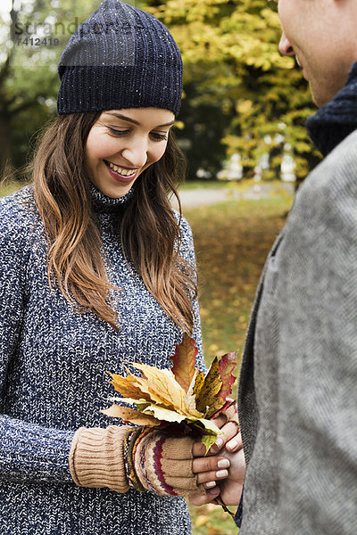 Pärchen mit Herbstblättern