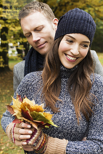 Pärchen mit Herbstblättern