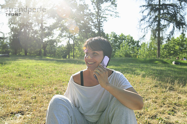 Frau spricht auf dem Handy im Freien