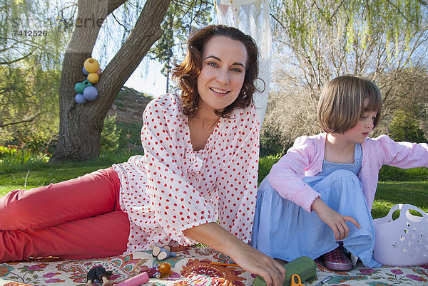 Mutter und Tochter beim Picknick