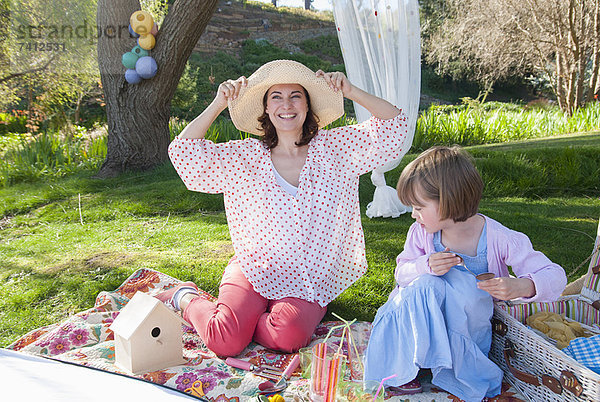 Mutter und Tochter beim Picknick