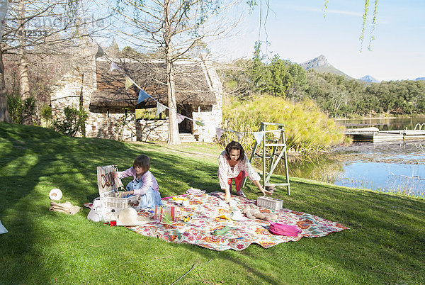 Mutter und Tochter beim Picknick