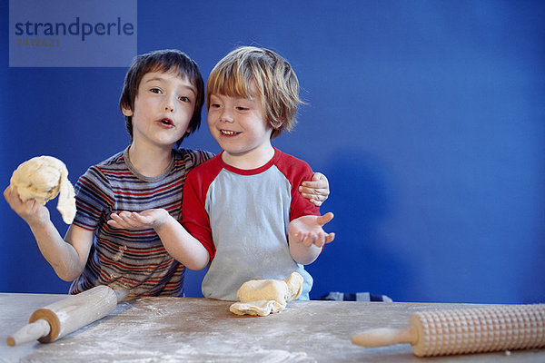 Jungen  die mit Teig spielen