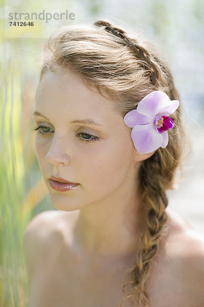 Frau mit Blume im Haar