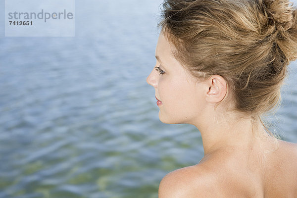 Frau mit Blick auf den stillen See