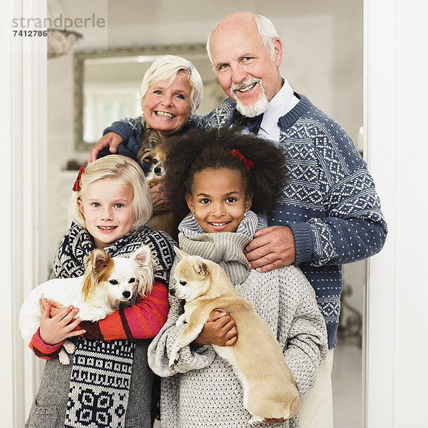 Familie posiert für Weihnachtsfoto