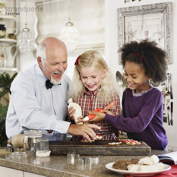 Familie beim gemeinsamen Backen von Weihnachtsplätzchen